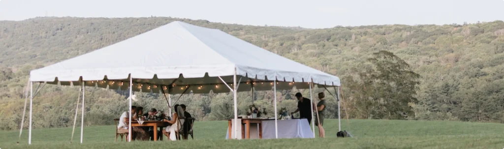 коммерческая палатка для свадьбы на открытом воздухе.