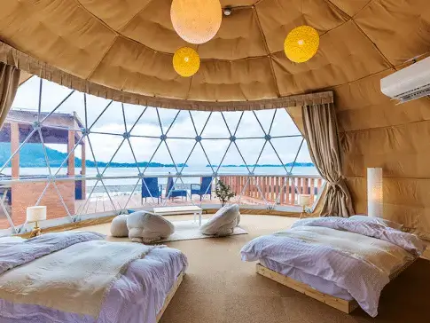 6-метровый купол для глэмпинга с видом на море.