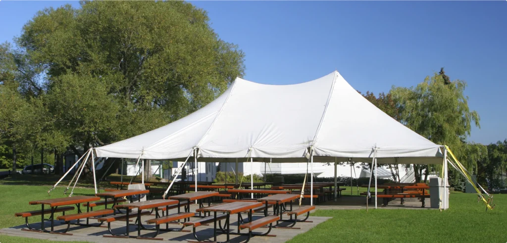 Палатки на столбах размером 40 × 60 и свадебные палатки.