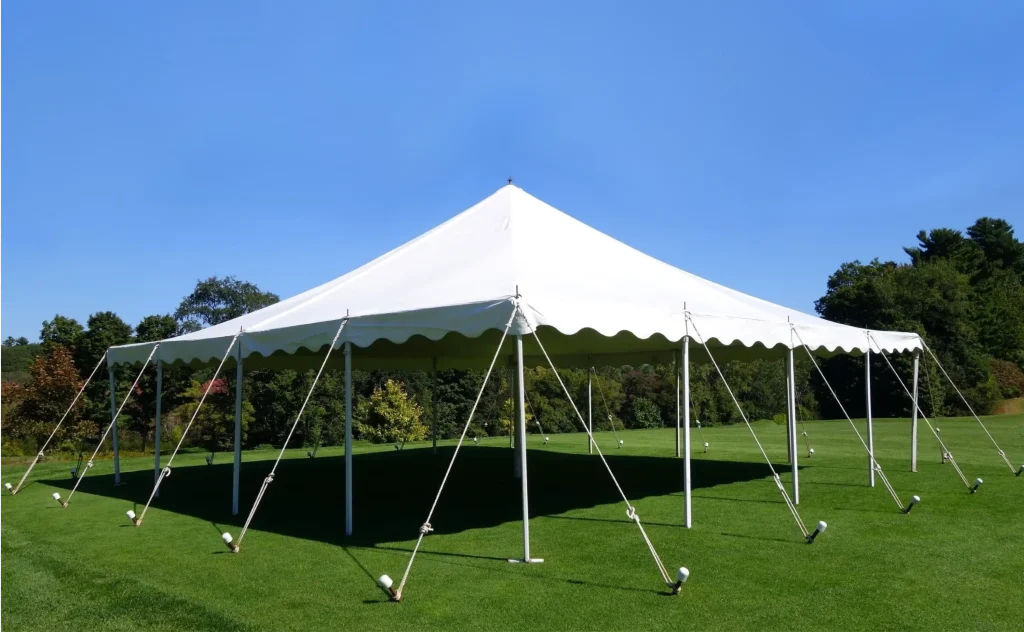 Палатки на столбах 40 × 40 и свадебные палатки.