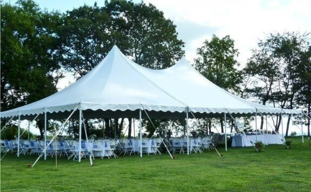 Палатки на столбах размером 40 × 60 и свадебные палатки.