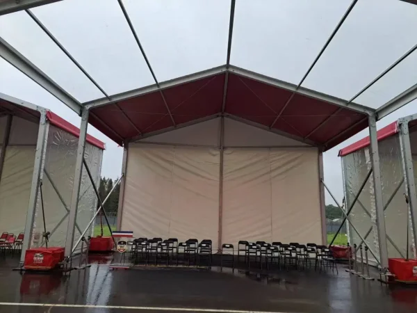 палатка для мероприятий на открытом воздухе.